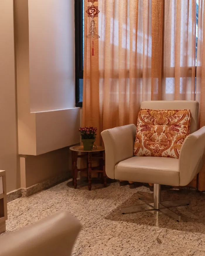Poltrona e cortinas do consultório de Nutty Ramos, no Cabral, em Curitiba